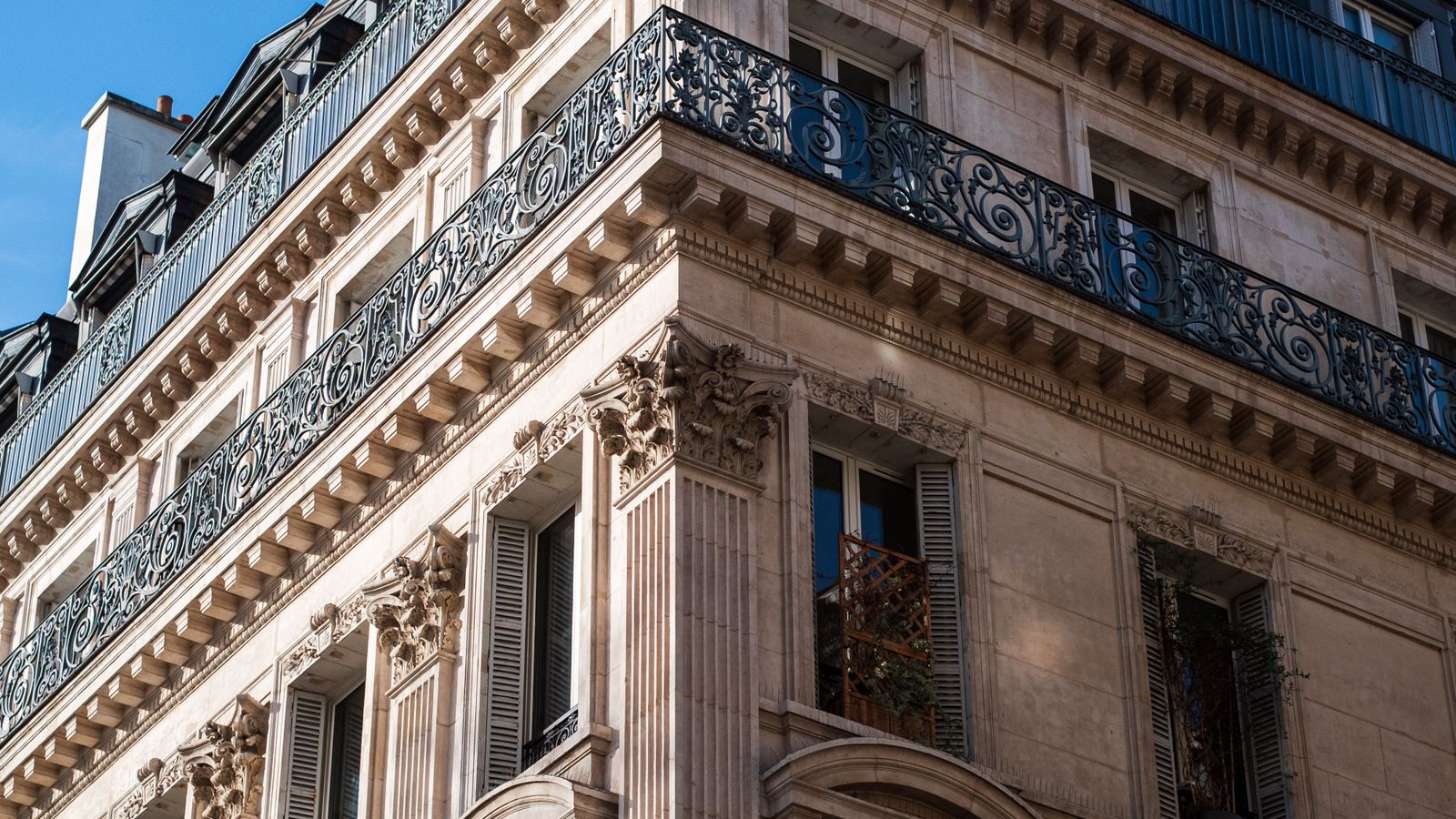 Façade d'immeuble haussmannien avec balcons en fer forgé, marché de l'immobilier à Vincennes